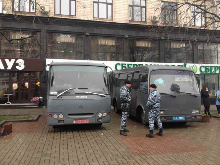 ФОТОФАКТ. Милиция и "Беркут" на Майдане Независимости надежно защищают елку от народа