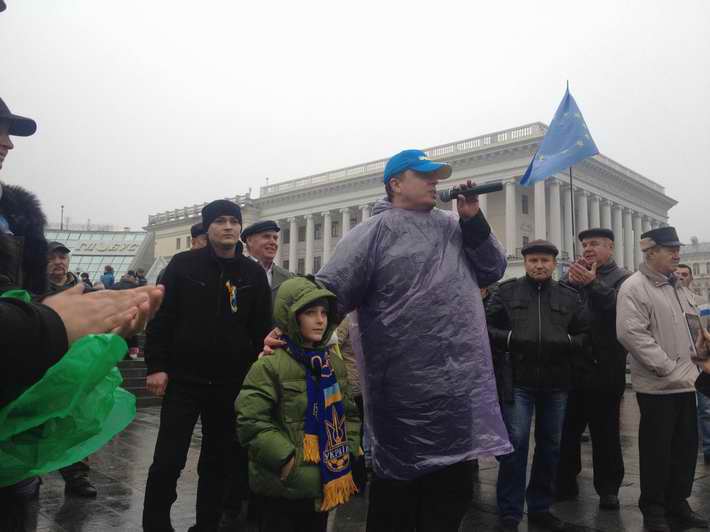 ФОТОФАКТ. Милиция и "Беркут" на Майдане Независимости надежно защищают елку от народа