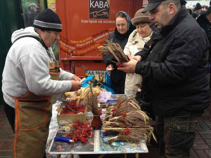 В Киеве начали зарабатывать на Голодоморе. Атрибутика для воздания памяти платная (Фото)