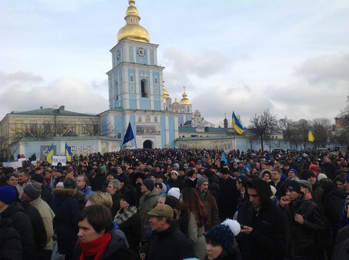 ФОТОФАКТ. На Михайловской площади в Киеве собирается новый Евромайдан