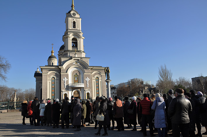 ФОТОФАКТ. В Донецке желающие приложиться к мощам святого Георгия Победоносца выстаивают большую очередь