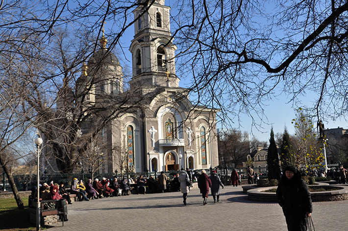 ФОТОФАКТ. В Донецке желающие приложиться к мощам святого Георгия Победоносца выстаивают большую очередь