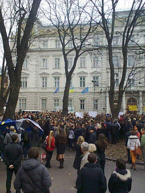 Студенты проводят свой "евро-Майдан" под Львовским облсоветом (Фото)