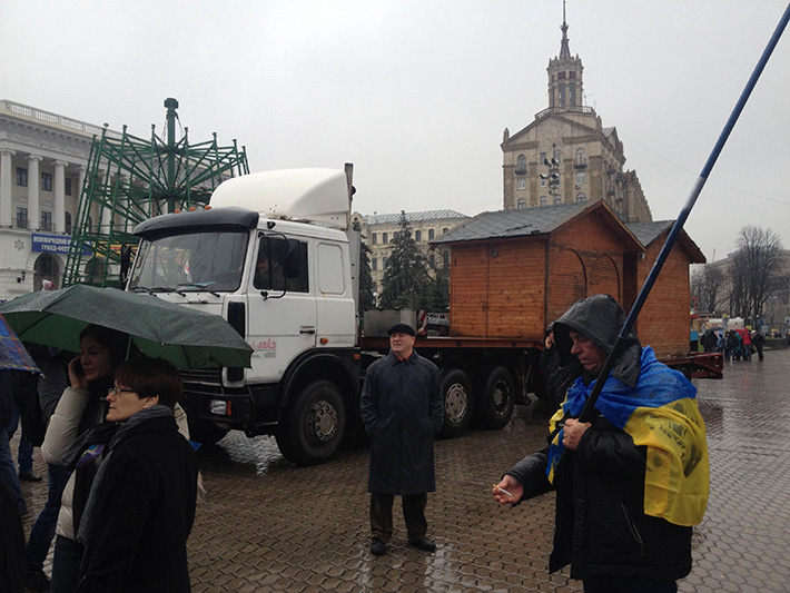 ФОТОФАКТ. Власть пытается сорвать акцию оппозиции и заблокировать Майдан "Рождественскими домиками"