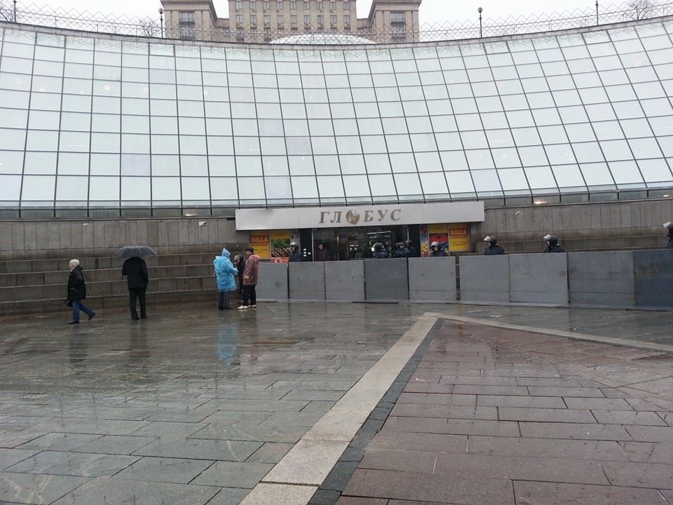 ФОТОФАКТ. Посетителей торгового центра на Майдане "защитили" от митингующих щитами (Фото)
