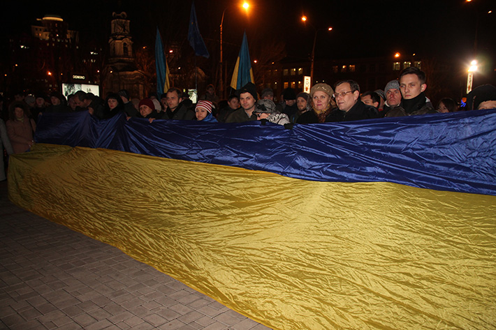 ФОТОФАКТ. Как казаки -"титушки" пытались разогнать Евромайдан в Донецке