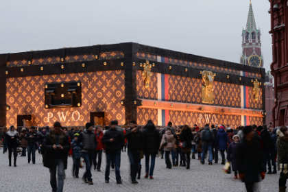 "Чемодан - вокзал - Россия" Кремль потребовал снести огромный павильон Louis Vuitton на Красной площади