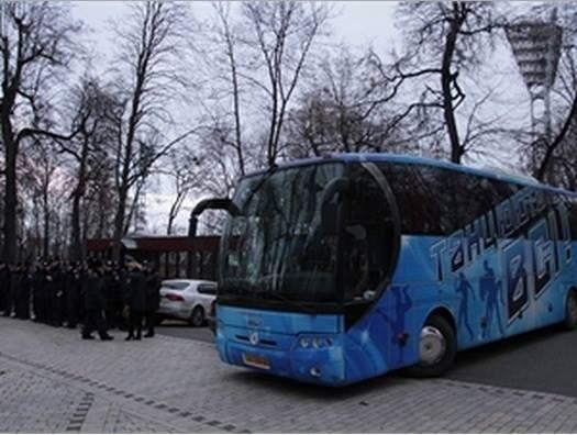ФОТОФАКТ. "Беркут" в Киев привезли на автобусе с надписью "Танцуют все"