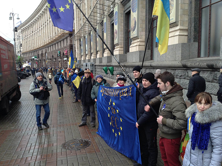 В Киеве начали создавать "живую" цепь до границы с ЕС (Фото)