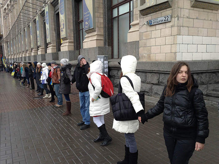 В Киеве начали создавать "живую" цепь до границы с ЕС (Фото)