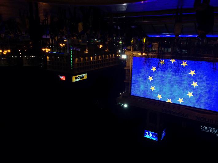 ФОТОФАКТ. Оппозиция взяла под контроль самый большой экран на Майдане и транслирует изображение флага Евросюза