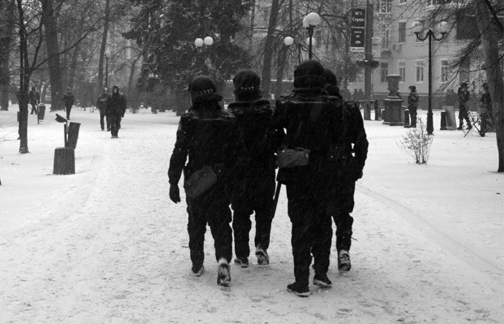 ФОТОФАКТ. Протестующих под Генеральной прокуратурой заметает снегом, но жизнь продолжается