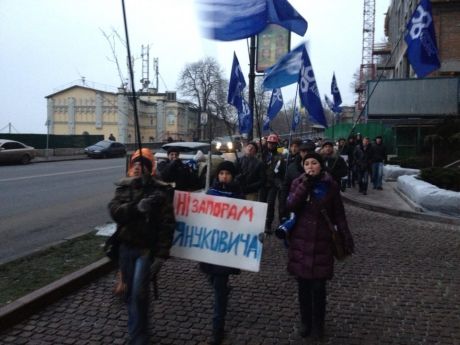 Активисты Евромайдана с утра пикетируют дорогу, по которой ездит кортеж Януковича (Фото) Активисты Евромайдана с утра пикетируют дорогу, по которой ездит кортеж Януковича (Фото)