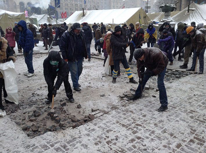 ФОТОФАКТ. На Майдане Независимости возводят баррикады из тротуарной плитки, выкорчеванной здесь же