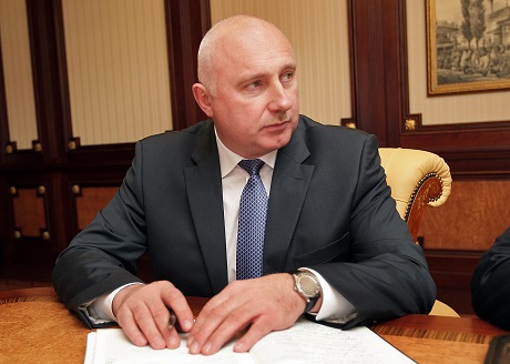 Пресс-служба правительства Крыма "замазала" часы на руках местных силовиков (Фото) Пресс-служба правительства Крыма "замазала" часы на руках местных силовиков (Фото)