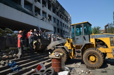 В Мариуполе металлурги чистили город от баррикад (Фото) В Мариуполе металлурги чистили город от баррикад (Фото)