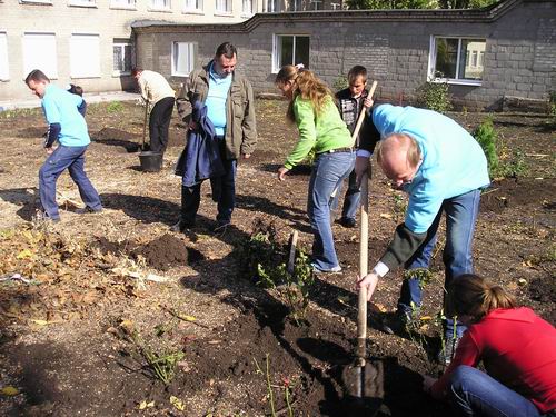 В Донецке школьники и «Киевстар» высадили сад (Фото)