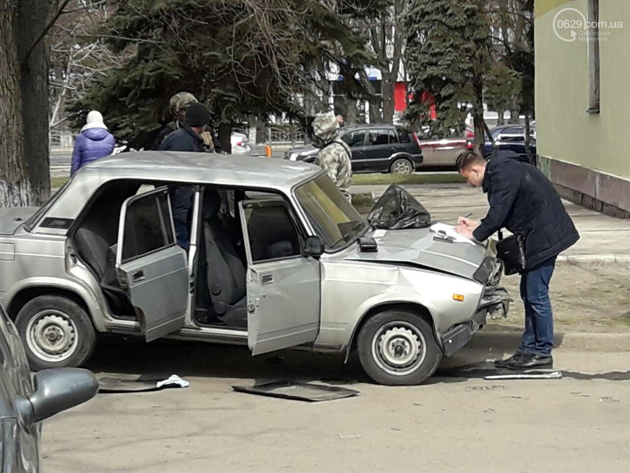 В Мариуполе полицейские пошли на таран автомобиля ВАЗ- 2107, чтобы  задержать подозреваемых в кражах | ОстроВ