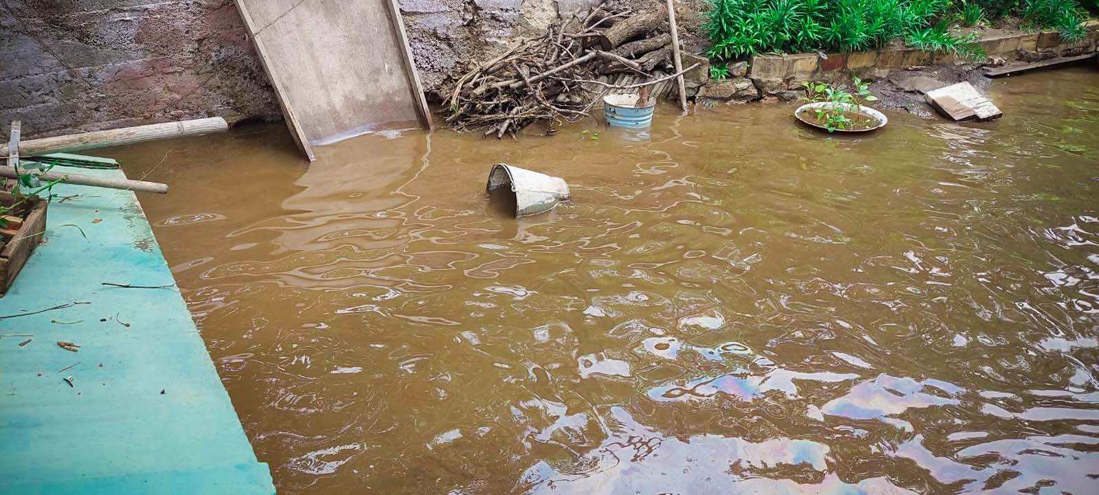 Спасатели откачали воду из 16 подтопленных домов в Мариуполе (ФОТО) | ОстроВ