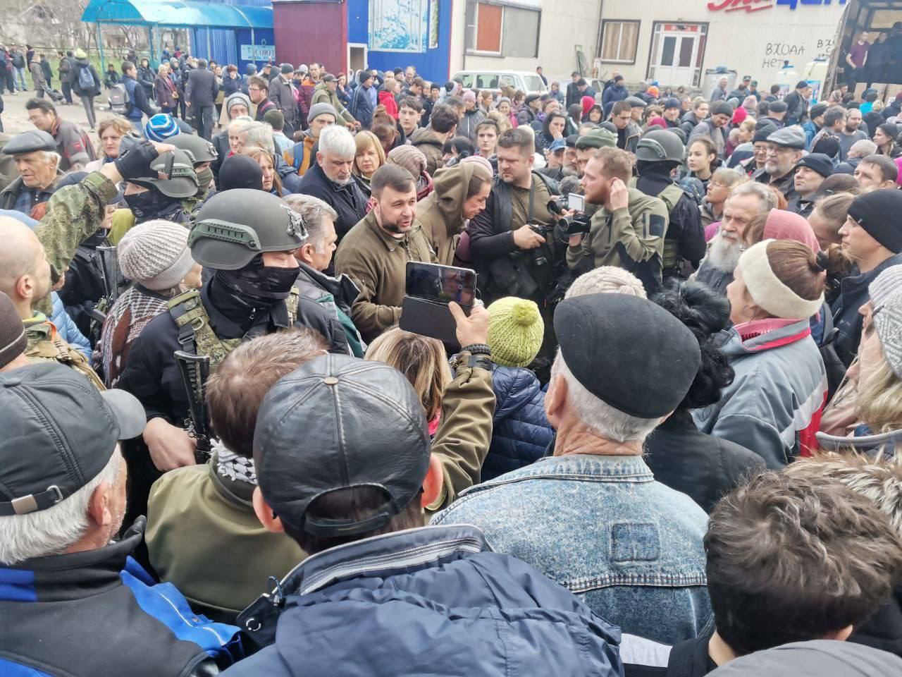 Мариуполь телеграмм. Горсовет Мариуполь. Обстановка в Мариуполе. Мариуполь люди. Ситуация в Мариуполе сейчас.