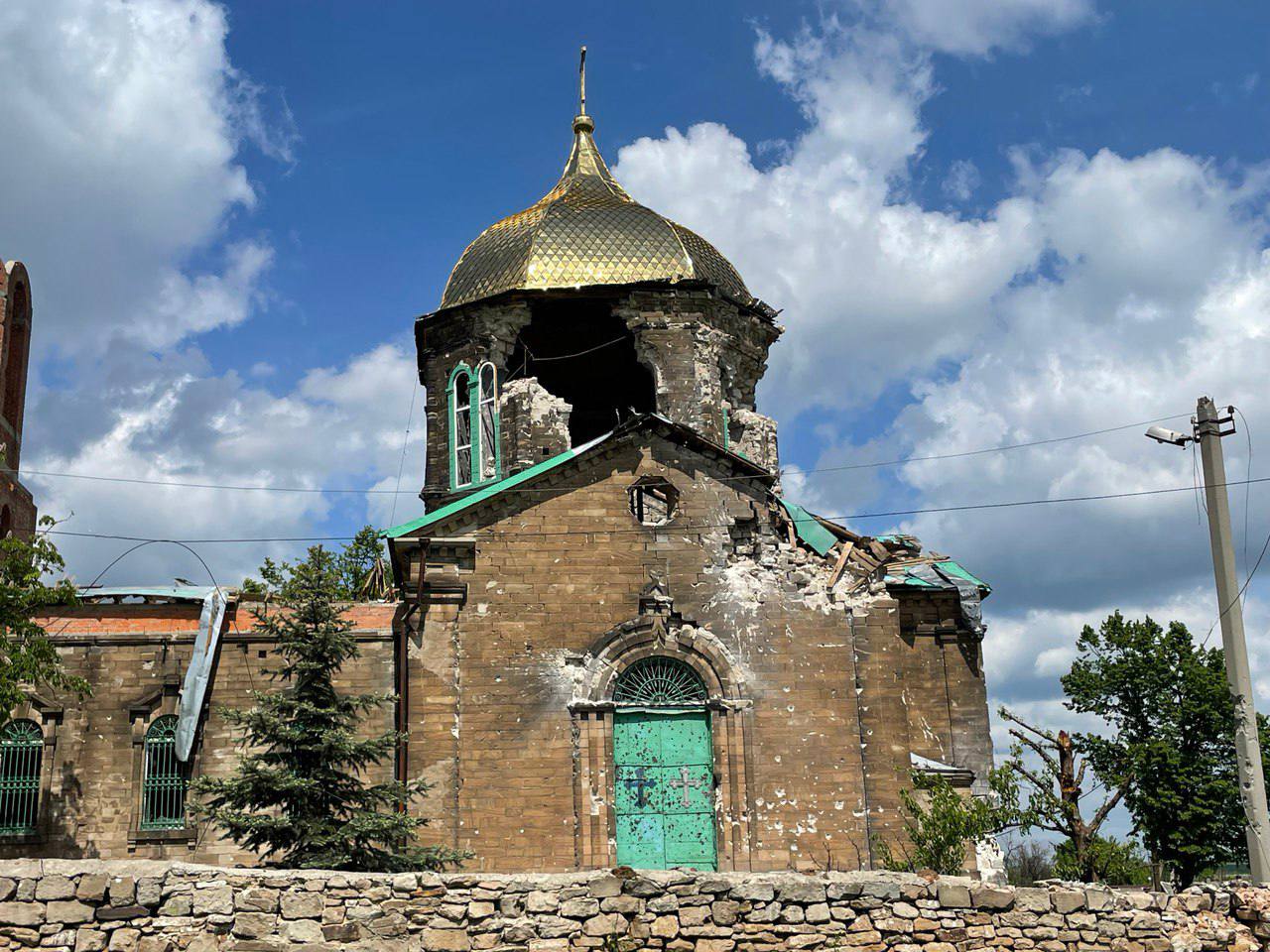 ФОТОФАКТ. Российские оккупанты в Донецкой области разбомбили  Свято-Дмитриевский храм 19 века | ОстроВ