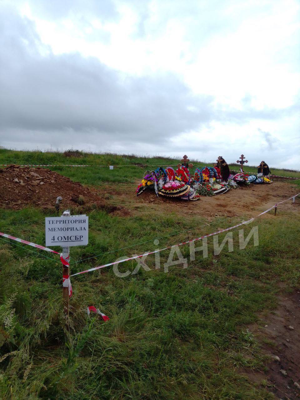 В оккупированной Брянке на Луганщине на новом кладбище стало больше свежих  могил российских военных из 4 ОМСБР | ОстроВ