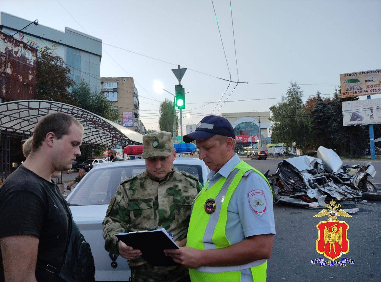 В Макеевке грузовик оккупантов раздавил легковушку, снес остановку и  