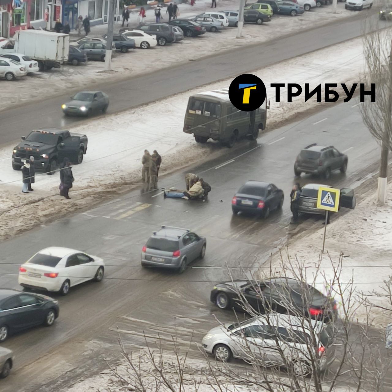 В Луганске во время ДТП с участием российских военных на пешеходном  переходе сбили женщину. Читайте на UKR.NET